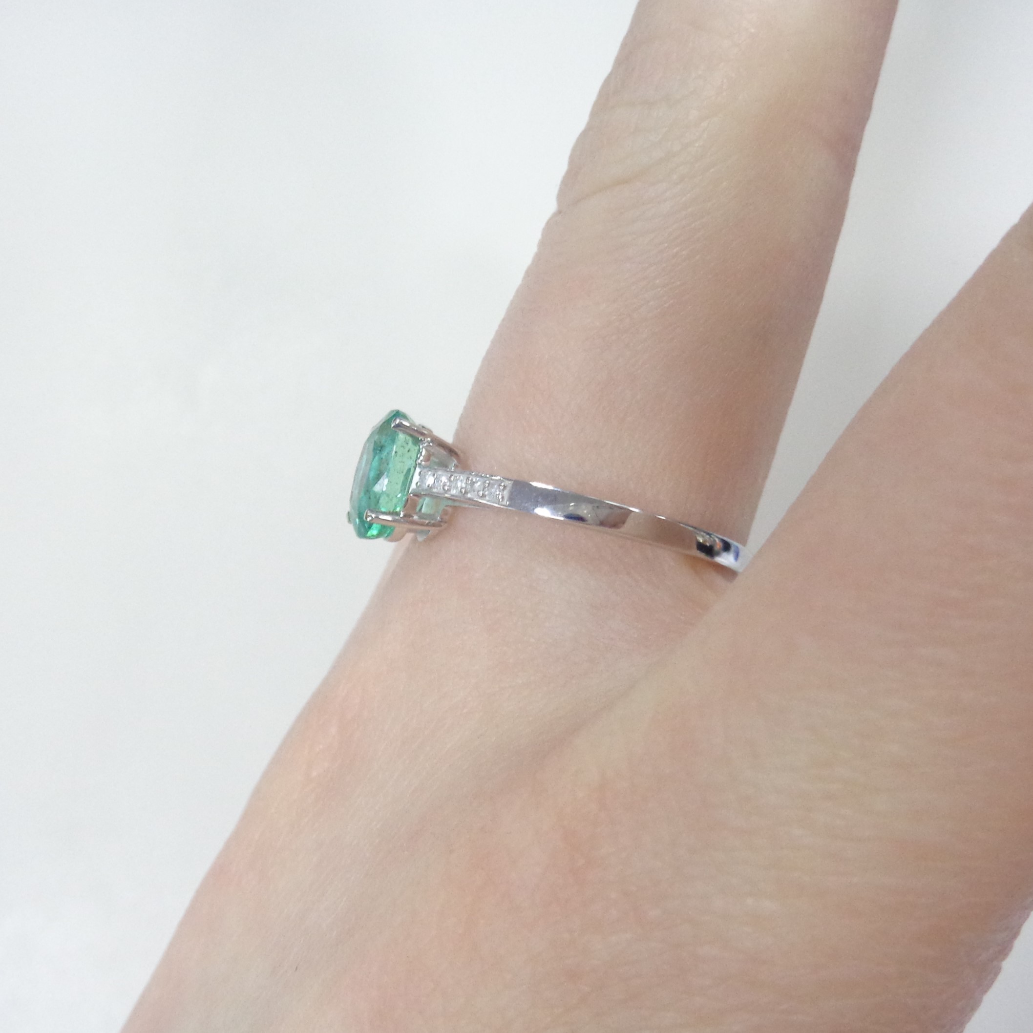 Кольцо из белого золота с изумрудом